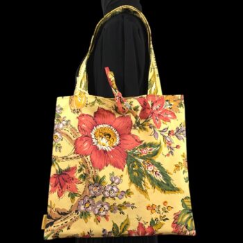 Sac rétro et estival d'inspiration provençale, fait main en France. Sac fourre-tout réversible en tissu vintage revalorisé. Exemplaire 3. Recto face B.