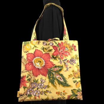 Sac rétro et estival d'inspiration provençale, fait main en France. Sac fourre-tout réversible en tissu vintage revalorisé. Exemplaire 1. Recto face B.