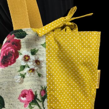 Cabas fleuri en laine et lin, fait main en France. Fourre-tout réversible en tissu vintage revalorisé, accessoire d'inspiration rétro. Recto face A, détails, liens à nouer, étiquette.