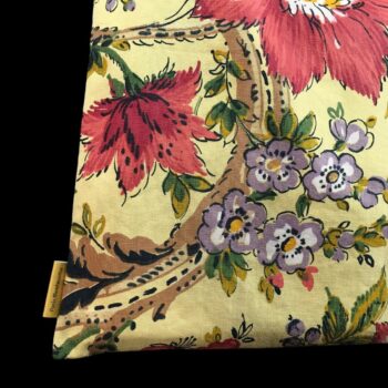 Sac rétro et estival d'inspiration provençale, fait main en France. Sac fourre-tout réversible en tissu vintage revalorisé. Exemplaire 3. Recto face B, détail, étiquette.