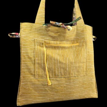 Sac rétro et estival d'inspiration provençale, fait main en France. Sac fourre-tout réversible en tissu vintage revalorisé. Exemplaire 1. Verso, doublure et poche.