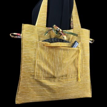 Sac rétro et estival d'inspiration provençale, fait main en France. Sac fourre-tout réversible en tissu vintage revalorisé. Exemplaire 1. Verso, doublure et poche.