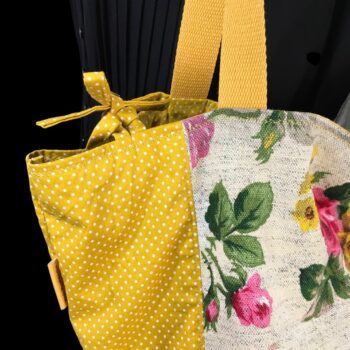 Cabas fleuri en laine et lin, fait main en France. Fourre-tout réversible en tissu vintage revalorisé, accessoire d'inspiration rétro. Recto face B, détails, lien à nouer.