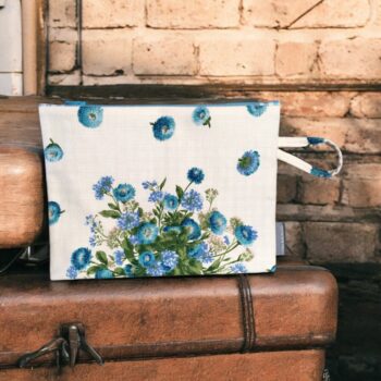 Pochette fleurie Pâquerettes bleu, trousse zippée, faite main en France, création originale, tissu vintage 1966 revalorisé, accessoire d'inspiration rétro.
