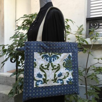 Sac en toile de style tapisserie, imprimé vintage baroque, couleurs bleu et vert. Exemplaire 3, doublure et poche.