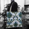 Sac en toile de style tapisserie, imprimé vintage baroque, couleurs bleu et vert. Exemplaire 3.