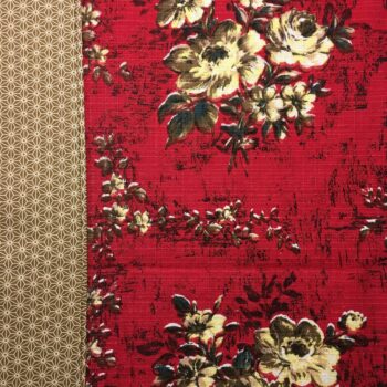 Toile d’ameublement vintage de la période 1940s 1950s, en coton assez épais et texturé – barkcloth. L’imprimé floral dévoile de petits bouquets de fleurs jaunes sur fond rouge.