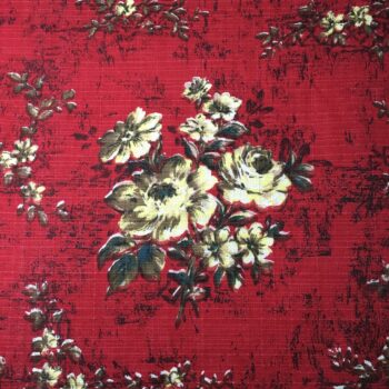 Toile d’ameublement vintage de la période 1940s 1950s, en coton assez épais et texturé – barkcloth. L’imprimé floral dévoile de petits bouquets de fleurs jaunes sur fond rouge.