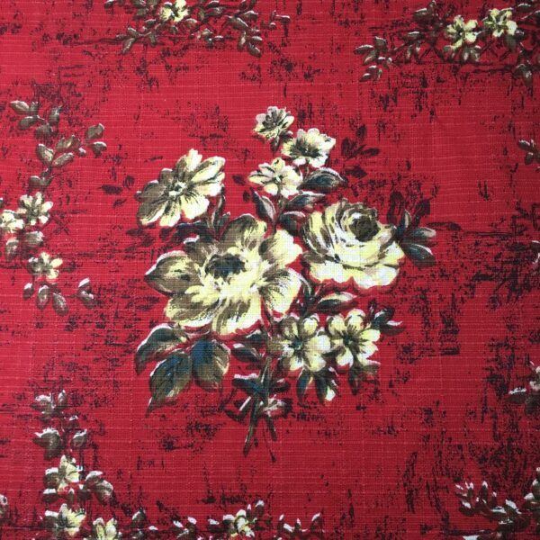 Toile d’ameublement vintage de la période 1940s 1950s, en coton assez épais et texturé – barkcloth. L’imprimé floral dévoile de petits bouquets de fleurs jaunes sur fond rouge.