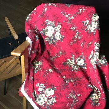 Toile d’ameublement vintage de la période 1940s 1950s, en coton assez épais et texturé – barkcloth. L’imprimé floral dévoile de petits bouquets de fleurs jaunes sur fond rouge.