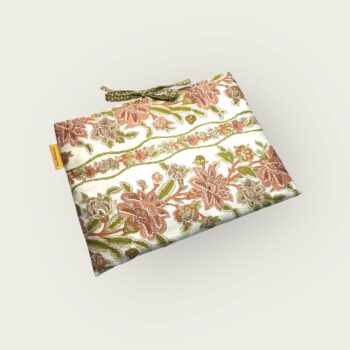 Pochette matelassée en tissu vintage de 1972, housse à livres et tablettes, création originale pièce unique, toile ancienne Romanex de Boussac. Taille S2. Recto face B.