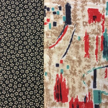Tissu Marignan années 1960s et percale de coton, modèle Myosotis de l’éditeur français Safeco. Le dessin est un motif japonais Wasurenagusa, de petites fleurs écrues à cinq pétales sur fond noir.