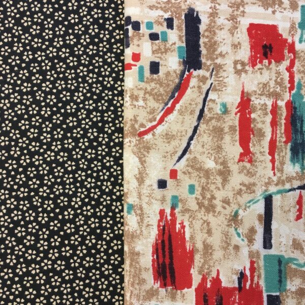 Tissu Marignan années 1960s et percale de coton, modèle Myosotis de l’éditeur français Safeco. Le dessin est un motif japonais Wasurenagusa, de petites fleurs écrues à cinq pétales sur fond noir.