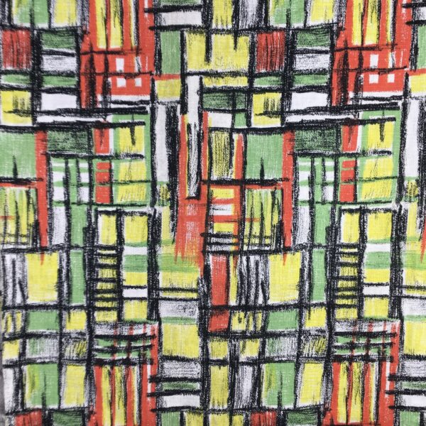 Toile d’ameublement vintage en coton texturé (barkcloth). L’imprimé graphique présente un quadrillage de formes géométriques en vert vif, jaune, orange, striées de noir, sur fond blanc.