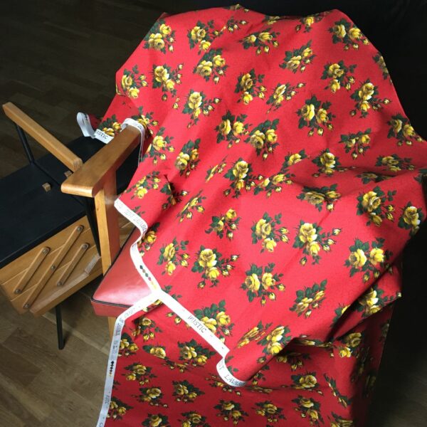 La tissuthèque, catalogue de tissus vintage disponibles pour vos commandes spécifiques, avec leurs associations recto et verso / doublure.