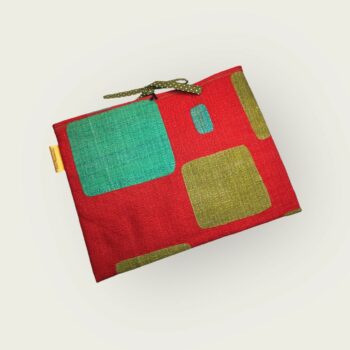 Pochette à livres matelassée rouge, étui pour tablettes, fait main, création originale pièce unique, tissu vintage barkcloth années 1960s. Taille S2, exemplaire 1, recto face B.