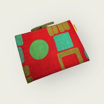 Pochette à livres matelassée rouge, étui pour tablettes, fait main, création originale pièce unique, tissu vintage barkcloth années 1960s. Taille S2, exemplaire 1, recto face A.