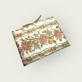 Pochette matelassée en tissu vintage de 1972, housse à livres et tablettes, création originale pièce unique, toile ancienne Romanex de Boussac. Taille S2. Recto face A.