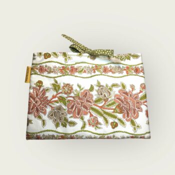 Pochette matelassée en coton chintz, housse à livres et tablettes, création originale pièce unique, tissu vintage Romanex de Boussac 1972. Recto face B.