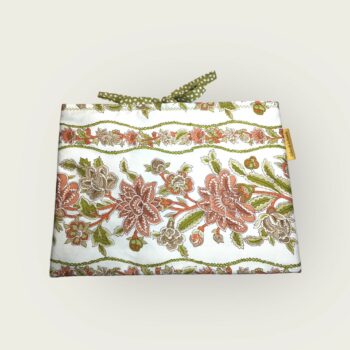 Pochette matelassée en coton chintz, housse à livres et tablettes, création originale pièce unique, tissu vintage Romanex de Boussac 1972. Recto face A.