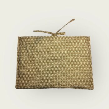 Housse à livres fleurie rouge, étui matelassé pour tablettes, création originale pièce unique, tissu vintage des années 1940s 1950s revalorisé. Format S1, verso, doublure et matelassage.