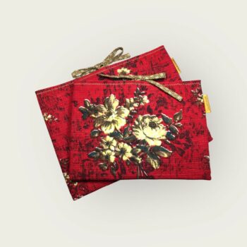 Housse à livres fleurie rouge, étui matelassé pour tablettes, création originale pièce unique, tissu vintage des années 1940s 1950s revalorisé.