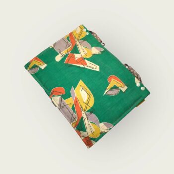 Etui matelassé en tissu vintage années 1950s, avec rabat amovible et poche zippée, pour ordinateur 13 pouces, création originale pièce unique. Face A du rabat.