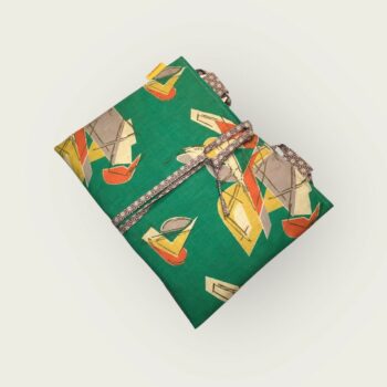 Etui matelassé en tissu vintage années 1950s, avec rabat amovible et poche zippée, pour ordinateur 13 pouces, création originale pièce unique. Recto face B, avec liens à nouer.