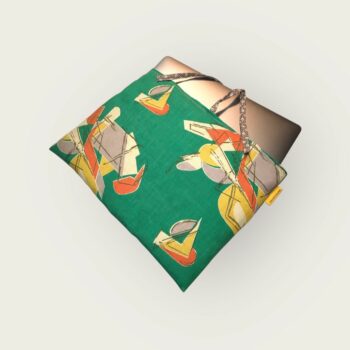 Housse matelassée en tissu vintage 1950s, pour ordinateur 13 pouces, création originale pièce unique, étui doublé réversible. Présenté avec ordinateur portable Mac.