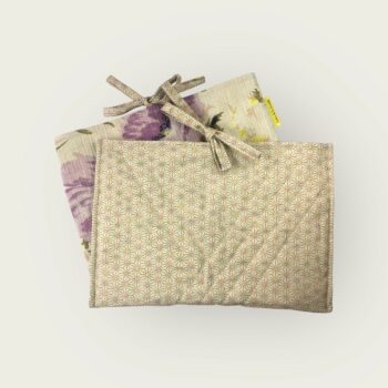 Housse matelassée fleurie champêtre, poche à livres et tablettes, création originale pièce unique, tissu vintage des années 1940s 1950s revalorisé. Taille S1. Verso, doublure et matelassage.