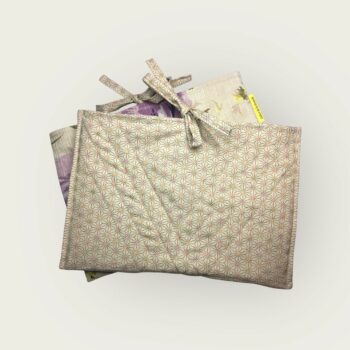 Housse matelassée fleurie champêtre, poche à livres et tablettes, création originale pièce unique, tissu vintage des années 1940s 1950s revalorisé. Taille S1. Verso, doublure et matelassage.