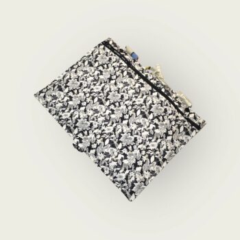 Etui matelassé à imprimé géométrique, en tissu vintage 1950, pour ordinateur 13 pouces, création originale pièce unique, étui doublé réversible. Face B du rabat amovible avec poche zippée.