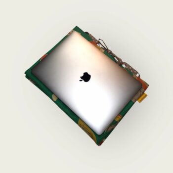 Etui matelassé en tissu vintage années 1950s, avec rabat amovible et poche zippée, pour ordinateur 13 pouces, création originale pièce unique. Présenté avec ordinateur portable Mac.