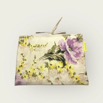 Housse matelassée fleurie champêtre, poche à livres et tablettes, création originale pièce unique, tissu vintage des années 1940s 1950s revalorisé. Taille S1 exemplaire 1. Recto face A.