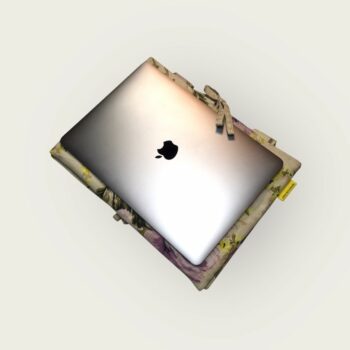 Etui pour ordinateur 13 pouces, fleuri et romantique, en tissu vintage, création originale pièce unique, housse doublée réversible. Avec ordinateur en présentation.