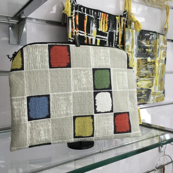 Pop-up store rue Lepic à Montmartre mars 2025 : housses à livres, tablettes numériques et liseuses