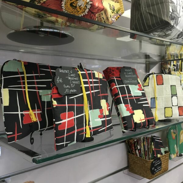 Pop-up store rue Lepic à Montmartre mars 2025 : housses à livres, tablettes numériques et liseuses