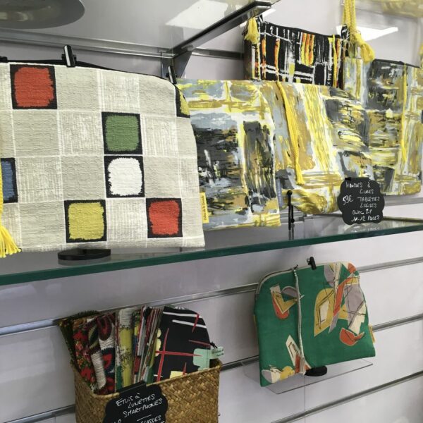 Pop-up store rue Lepic à Montmartre mars 2025 : housses à livres, tablettes numériques et liseuses