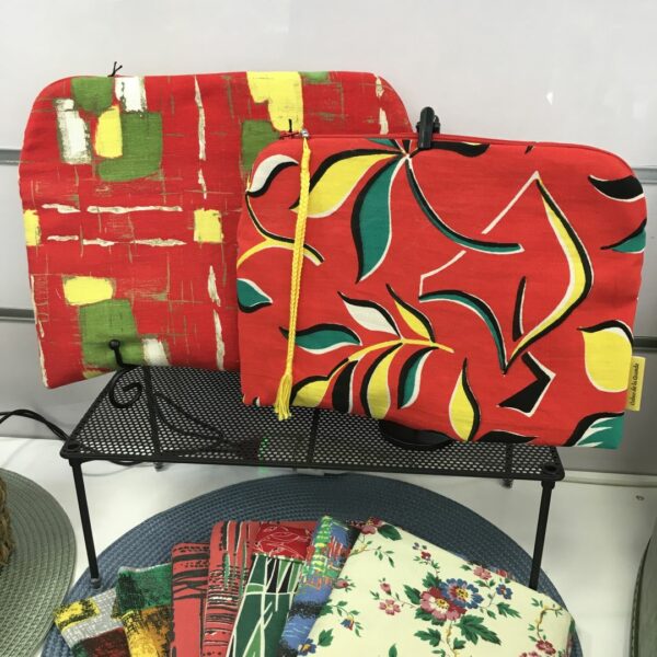 Pop-up store rue Lepic à Montmartre mars 2025 : housses à livres, tablettes numériques et liseuses