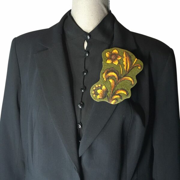 Broche décorative réalisée dans le tissu vintage Madras de l'éditeur Beldecor, un ancien couvre-lit datant des années 1960s. Faite main à Paris, pièce unique. Exemplaire 2.