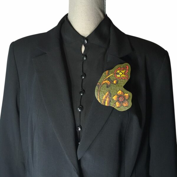 Broche décorative réalisée dans le tissu vintage Madras de l'éditeur Beldecor, un ancien couvre-lit datant des années 1960s. Faite main à Paris, pièce unique. Exemplaire 4.