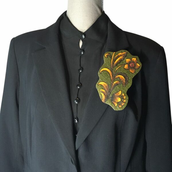 Broche décorative réalisée dans le tissu vintage Madras de l'éditeur Beldecor, un ancien couvre-lit datant des années 1960s. Faite main à Paris, pièce unique. Exemplaire 3.