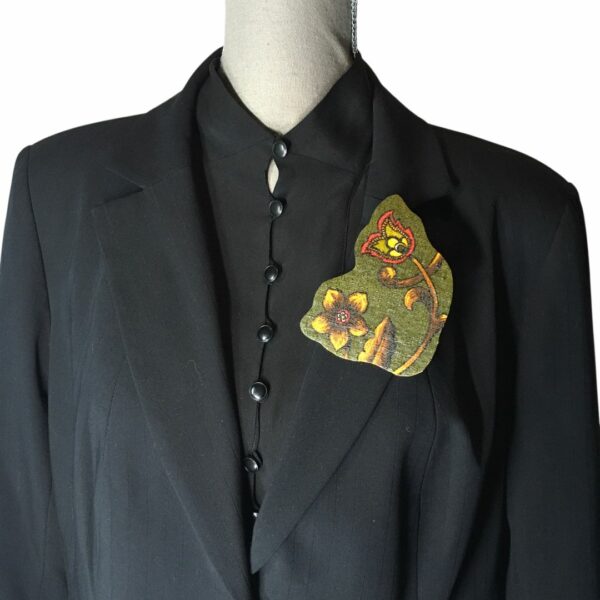 Broche décorative réalisée dans le tissu vintage Madras de l'éditeur Beldecor, un ancien couvre-lit datant des années 1960s. Faite main à Paris, pièce unique. Exemplaire 1.