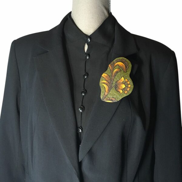 Broche décorative réalisée dans le tissu vintage Madras de l'éditeur Beldecor, un ancien couvre-lit datant des années 1960s. Faite main à Paris, pièce unique. Exemplaire 5.