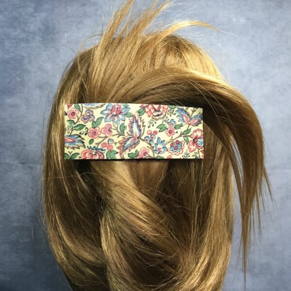 Barrette à cheveux, parure de tête, réalisée dans une indienne en coton, un tissu ancien datant vraisemblablement des années 1920s ou 1930s. Faite main à Paris, pièce unique. Exemplaire 2.