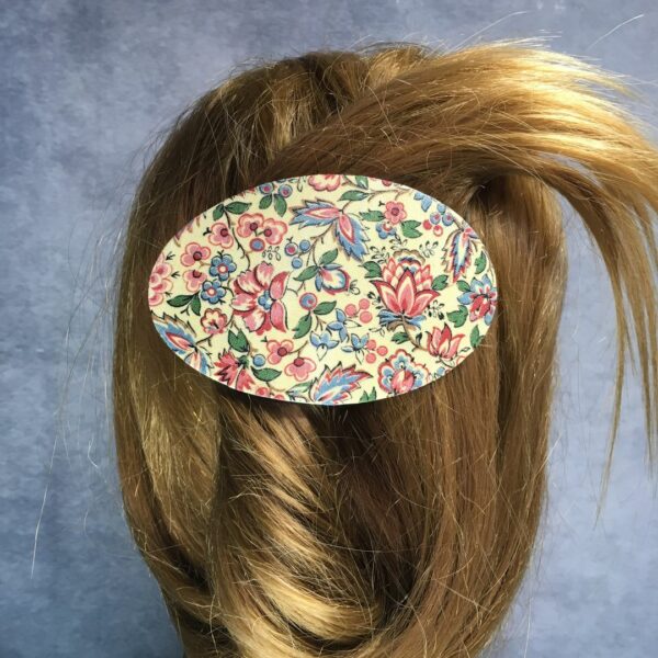 Barrette à cheveux, parure de tête, réalisée dans une indienne en coton, un tissu ancien datant vraisemblablement des années 1920s ou 1930s. Faite main à Paris, pièce unique. Exemplaire 4.
