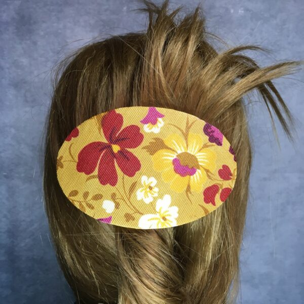 Barrette à cheveux, parure de tête, réalisée dans le tissu vintage Lisette de l'éditeur Romanex de Boussac, un métrage neuf d'époque datant de 1967. Faite main à Paris, pièce unique. Exemplaire 1.