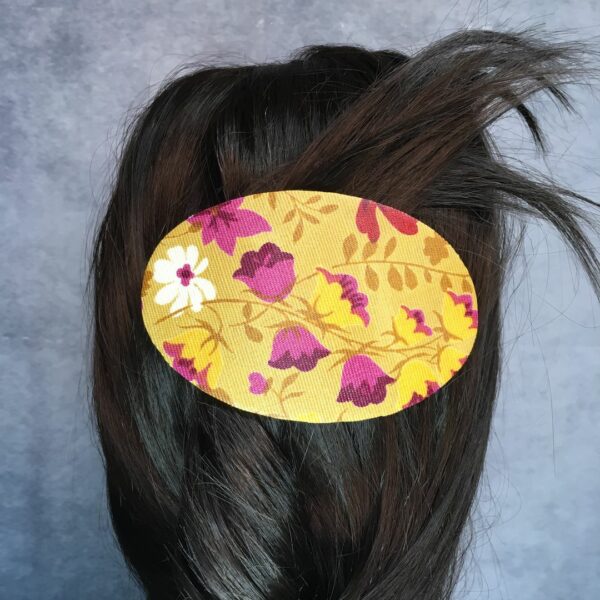 Barrette à cheveux, parure de tête, réalisée dans le tissu vintage Lisette de l'éditeur Romanex de Boussac, un métrage neuf d'époque datant de 1967. Faite main à Paris, pièce unique. Exemplaire 2.