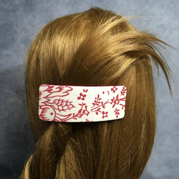 Barrette à cheveux, parure de tête, réalisée dans le tissu vintage Beaucaire de l'éditeur Romanex de Boussac, un métrage neuf d'époque datant de 1967. Faite main à Paris, pièce unique. Exemplaire 1.