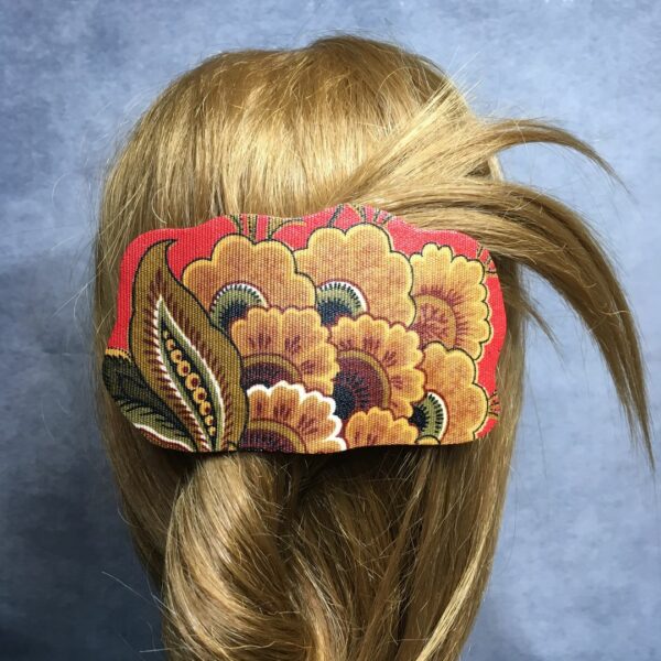 Barrette à cheveux, parure de tête, réalisée dans le tissu vintage Balkis de l'éditeur Romanex de Boussac, un ancien rideau datant de 1967. Faite main à Paris, pièce unique. Exemplaire 8.